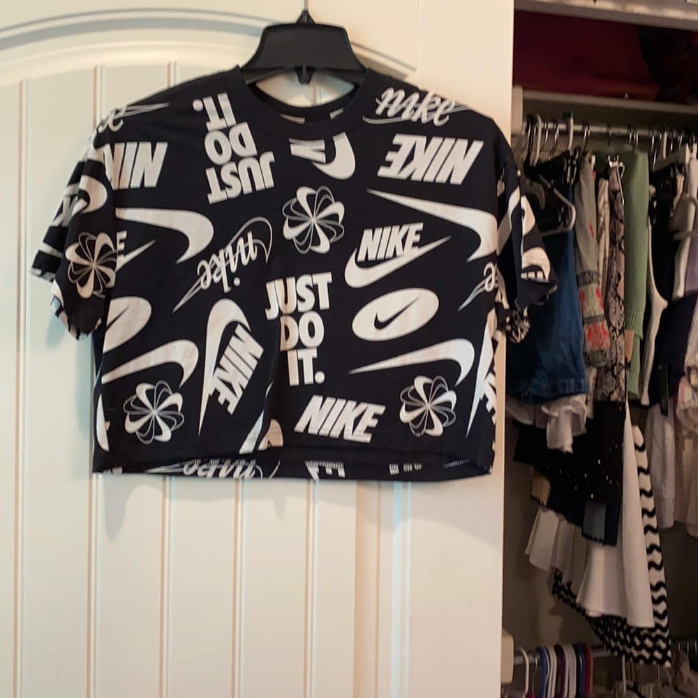 nike cropped top